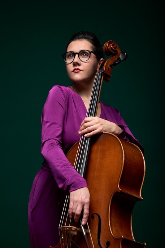 Ashia Bison Rouge; Artist; Cellist; Cello; Künstler; musikerin; Singer; Saskia Uppenkamp; photographer; portrait; Berlin; Fotograf