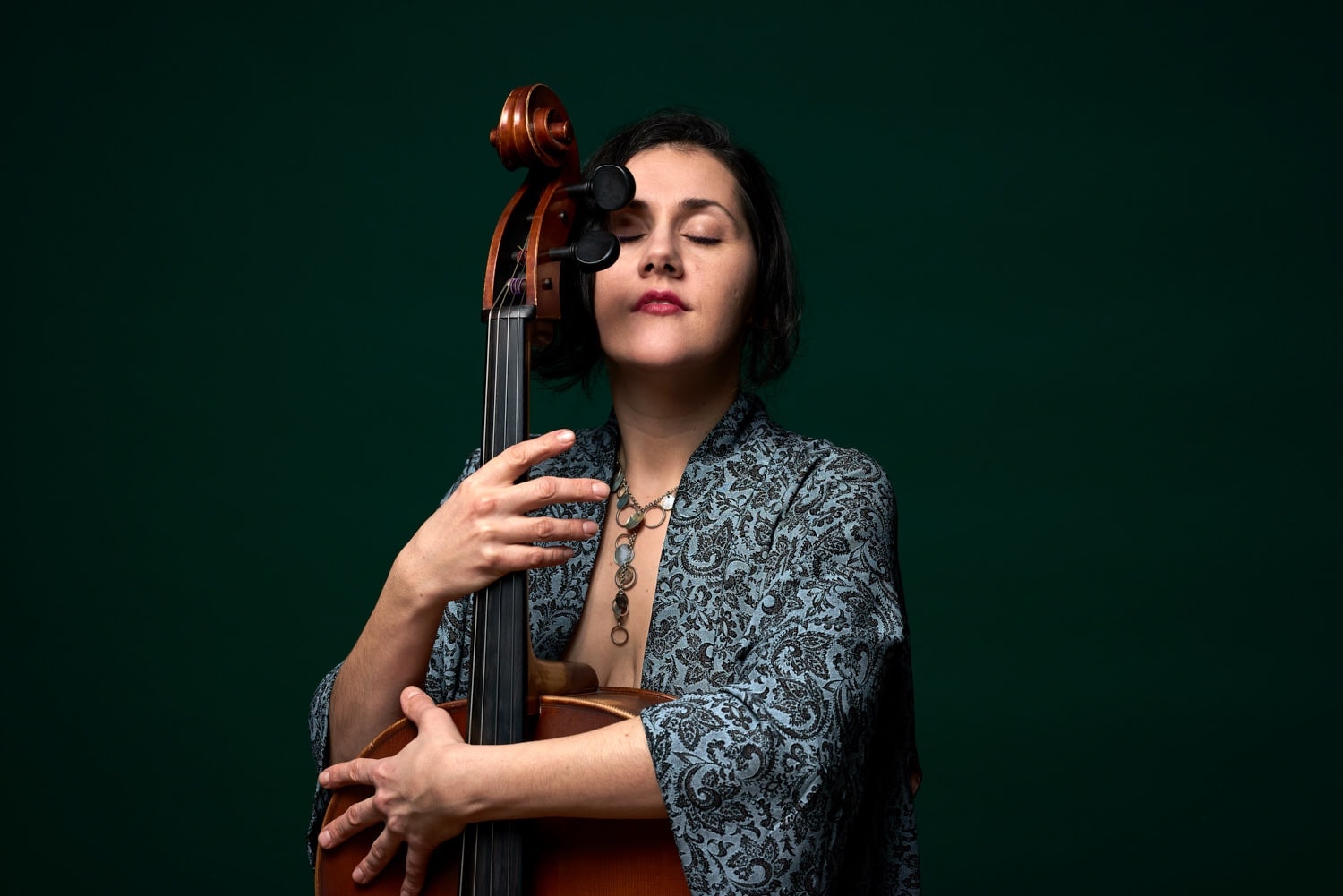Ashia Bison Rouge by Saskia Uppenkamp | Photographer Ashia Bison Rouge; Artist; Cellist; Cello; Künstler; musikerin; Singer; Saskia Uppenkamp; photographer; portrait; Berlin; Fotograf