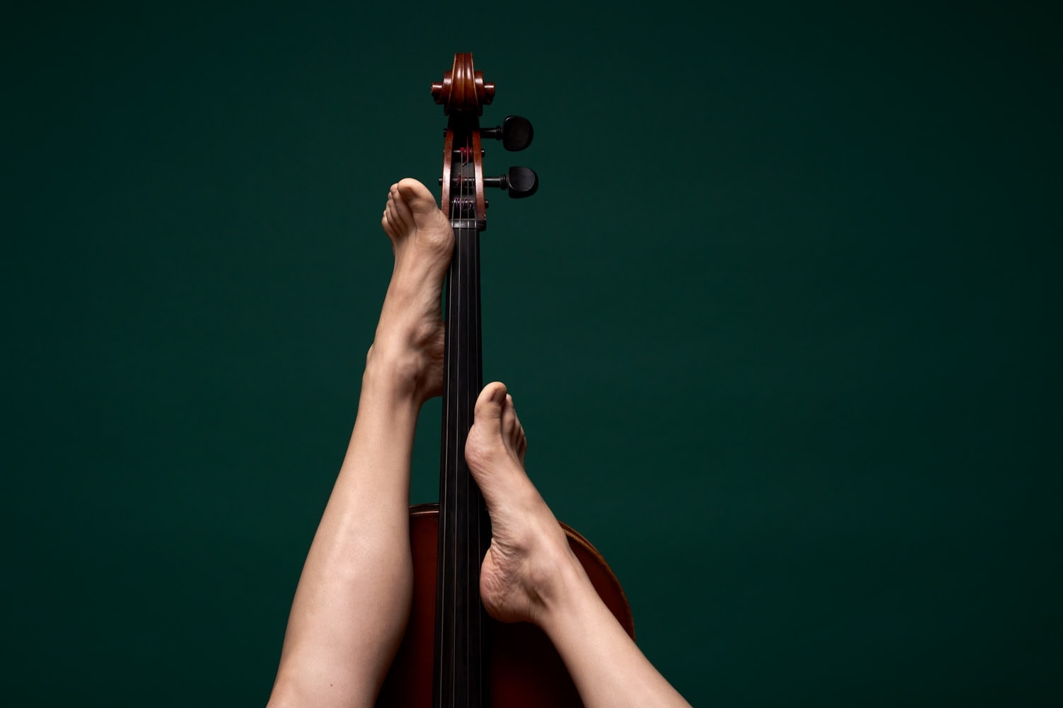 Ashia Bison Rouge by Saskia Uppenkamp | Photographer Ashia Bison Rouge; Artist; Cellist; Cello; Künstler; musikerin; Singer; Saskia Uppenkamp; photographer; portrait; Berlin; Fotograf