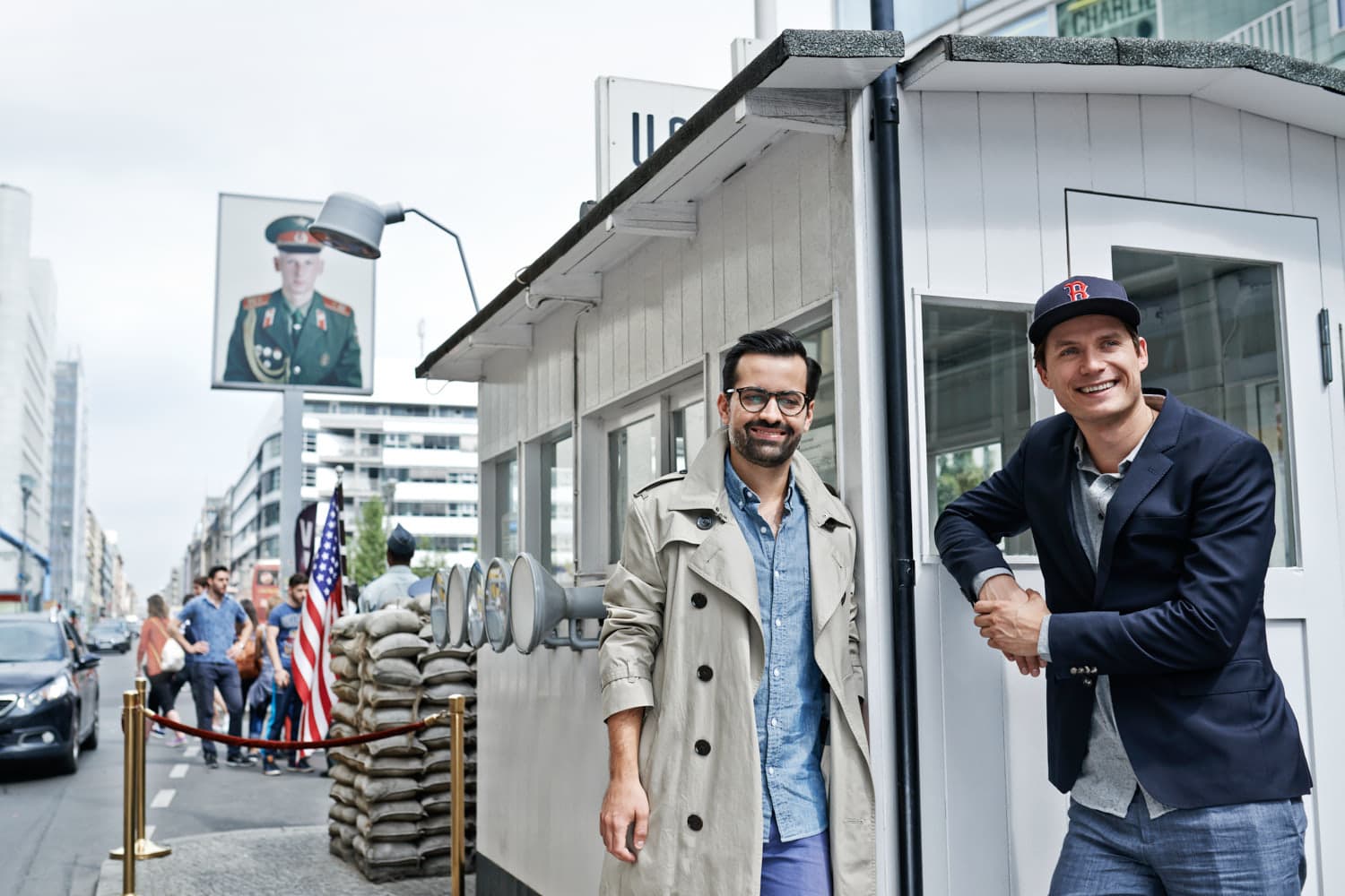 The Hundert Vol 06 The Hundert Vol 06; Startup; Magazin; Monoqi; HomeToGo; Koawach; Leinentaussch; Parku; Deliqat; Clipduell; NextSocial; Saskia Uppenkamp; Portrait; Fotograf; Fotografin; Berlin; Friedrichshain; Studio; On Location; Reportage