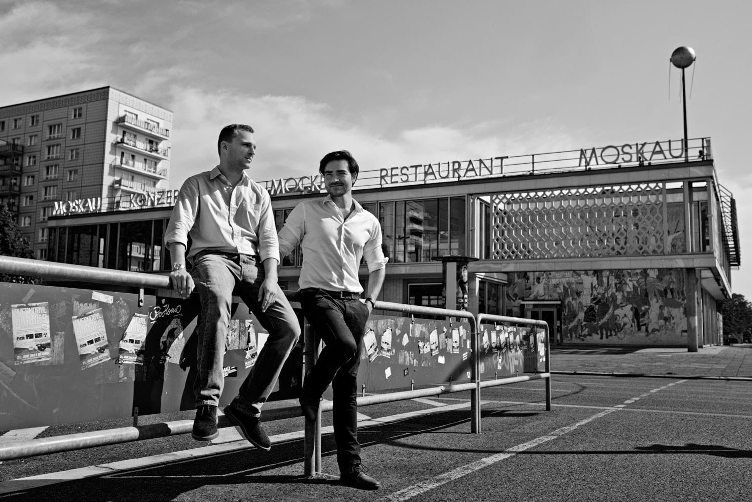 The Hundert Vol 06 The Hundert Vol 06; Startup; Magazin; Monoqi; HomeToGo; Koawach; Leinentaussch; Parku; Deliqat; Clipduell; NextSocial; Saskia Uppenkamp; Portrait; Fotograf; Fotografin; Berlin; Friedrichshain; Studio; On Location; Reportage