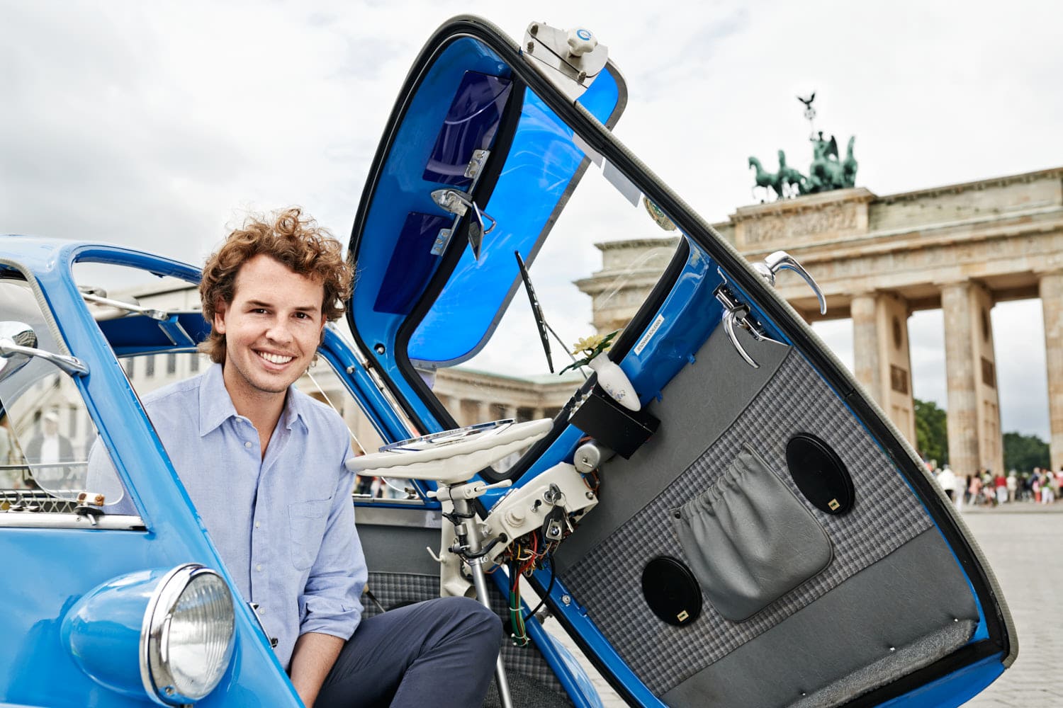 The Hundert Vol 06 The Hundert Vol 06; Startup; Magazin; Monoqi; HomeToGo; Koawach; Leinentaussch; Parku; Deliqat; Clipduell; NextSocial; Saskia Uppenkamp; Portrait; Fotograf; Fotografin; Berlin; Friedrichshain; Studio; On Location; Reportage