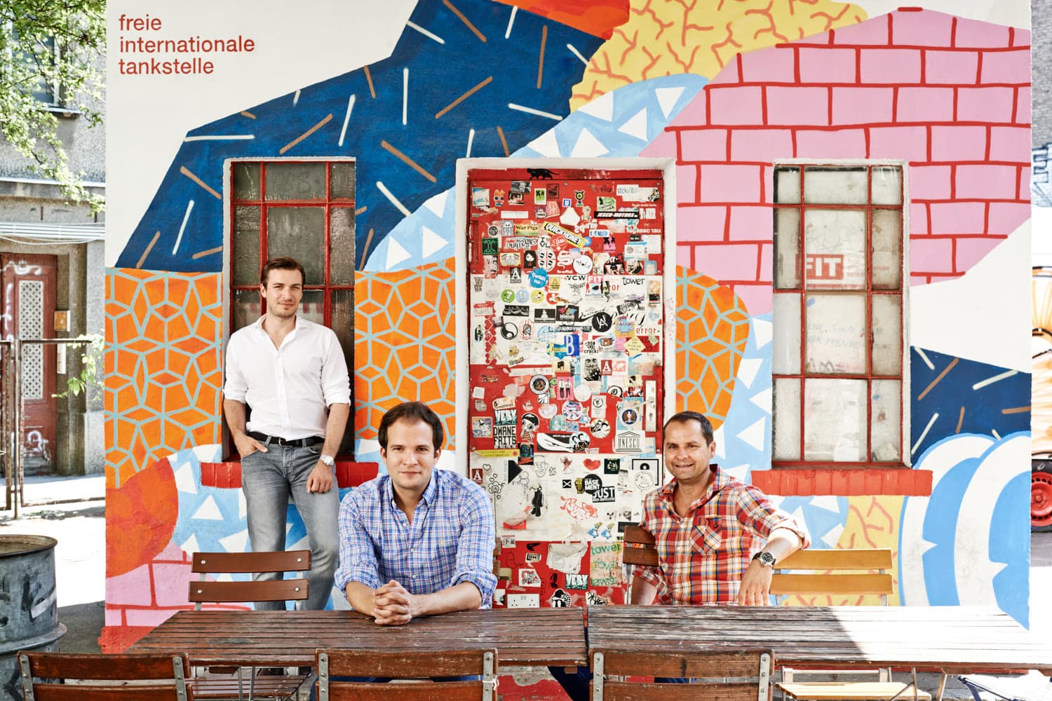 The Hundert Vol 06 The Hundert Vol 06; Startup; Magazin; Monoqi; HomeToGo; Koawach; Leinentaussch; Parku; Deliqat; Clipduell; NextSocial; Saskia Uppenkamp; Portrait; Fotograf; Fotografin; Berlin; Friedrichshain; Studio; On Location; Reportage