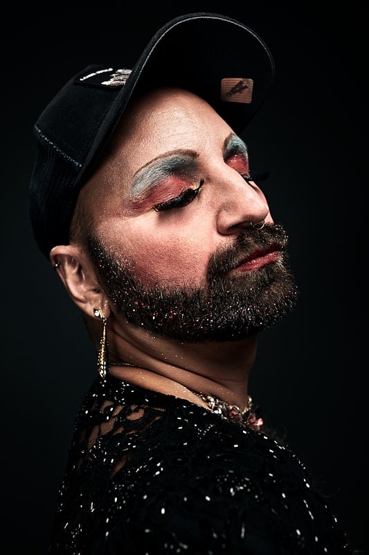 Gudrun Gnadenlos – Drag Artist Gudrun Gnadenlos; Drag; Artist; Drag Queen; Kleine Nachrevue; Dragartist; Travestie; Travestiekünstler; Saskia Uppenkamp; Portrait; Fotograf; Fotografin; Berlin; Friedrichshain; Studio; On Location; Reportage