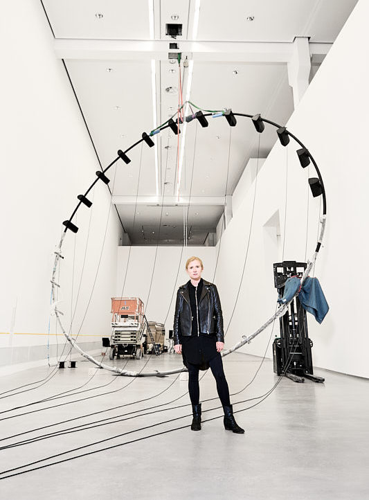 Alicja Kwade; Berlinische Galerie; August 2021; Ausstellung; Herzschlag; Eröffnung; Vernissage; Installation; Kunst; Artistportrait; Künstlerportrait; Künstlerin; Saskia Uppenkamp; Fotografin; Berlin; Tip Berlin Media Group GmbH; TIP; Editorial; Portrait; Reportage; Fotograf