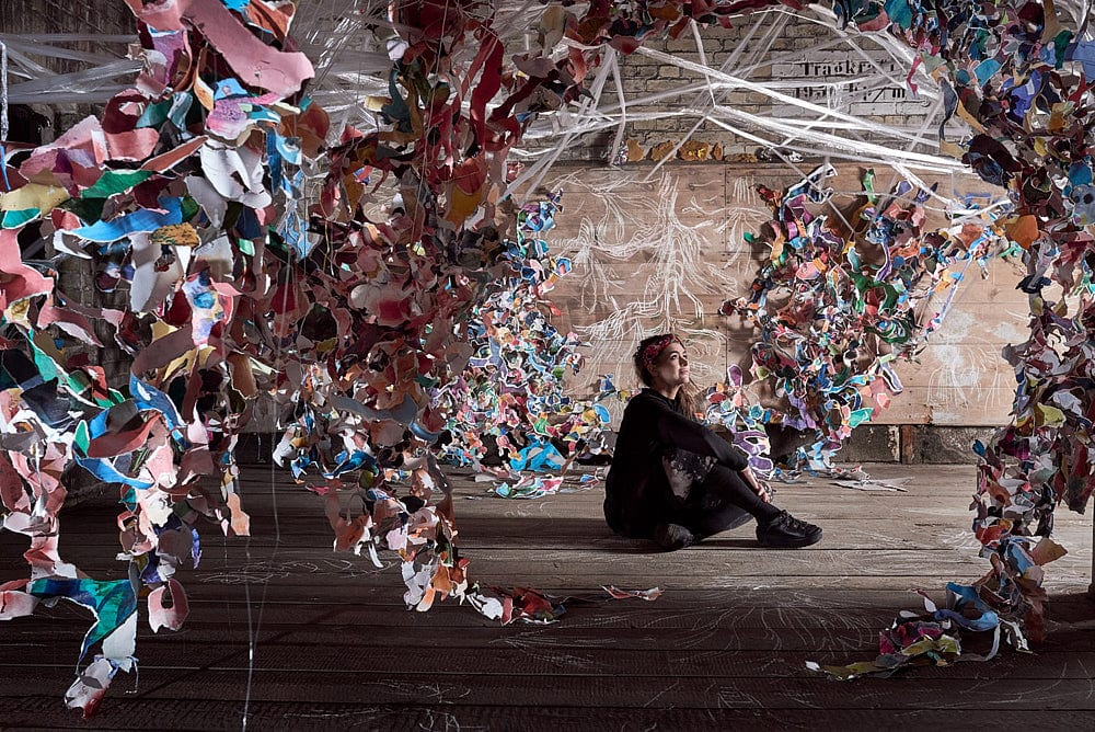 Kuenstlerportrait, POrtrait von Installationkuenstlerin Julia Sossinka in ihrer Installation während dem Lost Art Festival