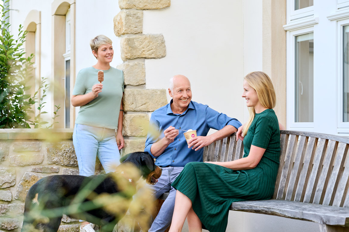 Saskia Uppenkamp | Stills and Motion – Unternehmensfotografie Employer Branding für das familiengeführte Unternehmen Gelato Classico - Die Eismanufaktur. Die Inhaberfamilie Massmann