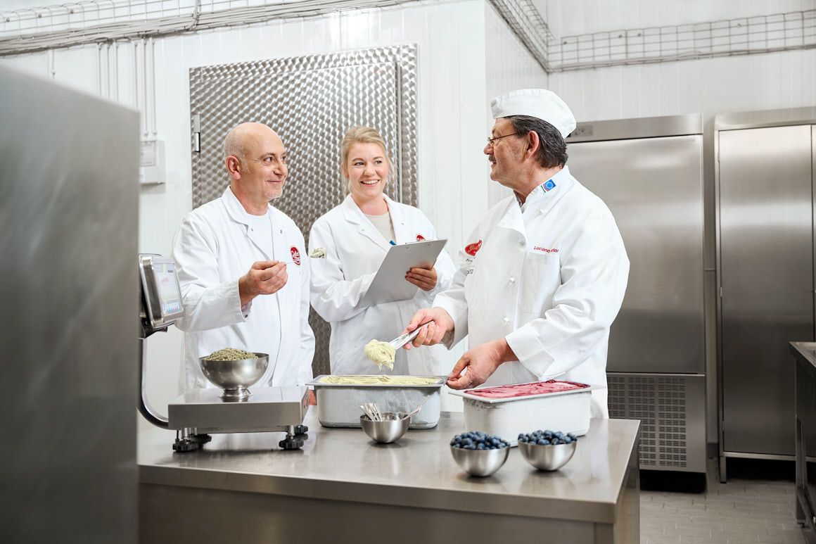 Saskia Uppenkamp | Stills and Motion – Unternehmensfotografie Gelato Classico Employer Branding - Eisproduktion im TEchnikum