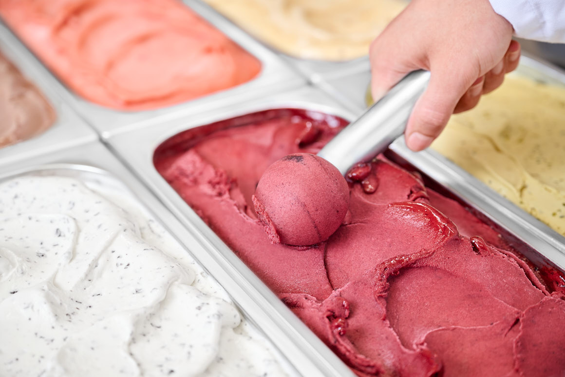 Saskia Uppenkamp | Stills and Motion – Unternehmensfotografie Gelato Classico Employer Branding - Eis wird portiniert