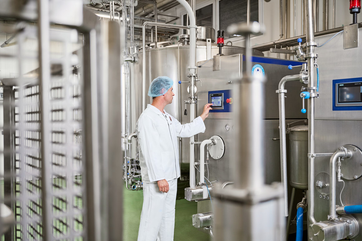 Saskia Uppenkamp | Stills and Motion – Unternehmensfotografie Gelato Classico Employer Branding - in der Produktionshalle