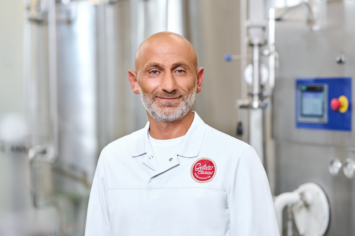 Saskia Uppenkamp | Stills and Motion – Unternehmensfotografie Gelato Classico Employer Branding - Portrait eines Linienführers