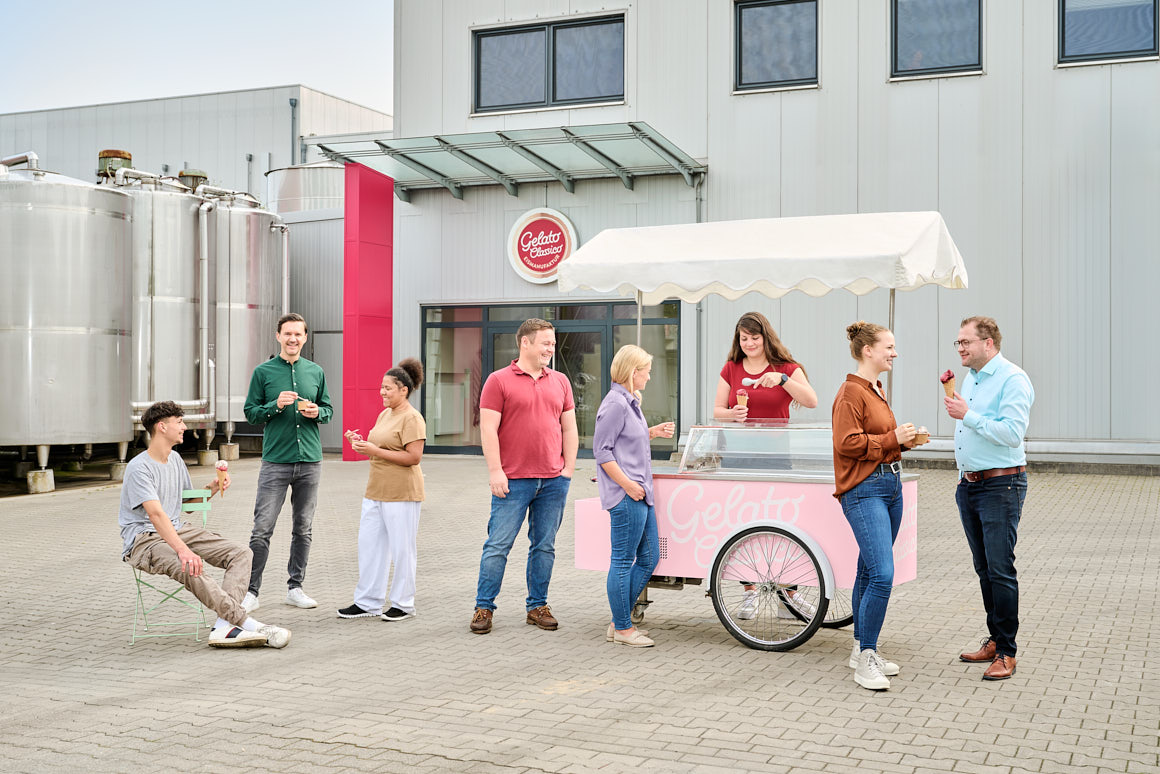 Saskia Uppenkamp | Stills and Motion – Unternehmensfotografie Was kostet Corporatefotografi? So kalkuliere ich meine Preise, Corporatefotografie für Gelato Classico, Employer Branding Fotografie - Alle Mitarbeiter auf dem Hof der Firma.