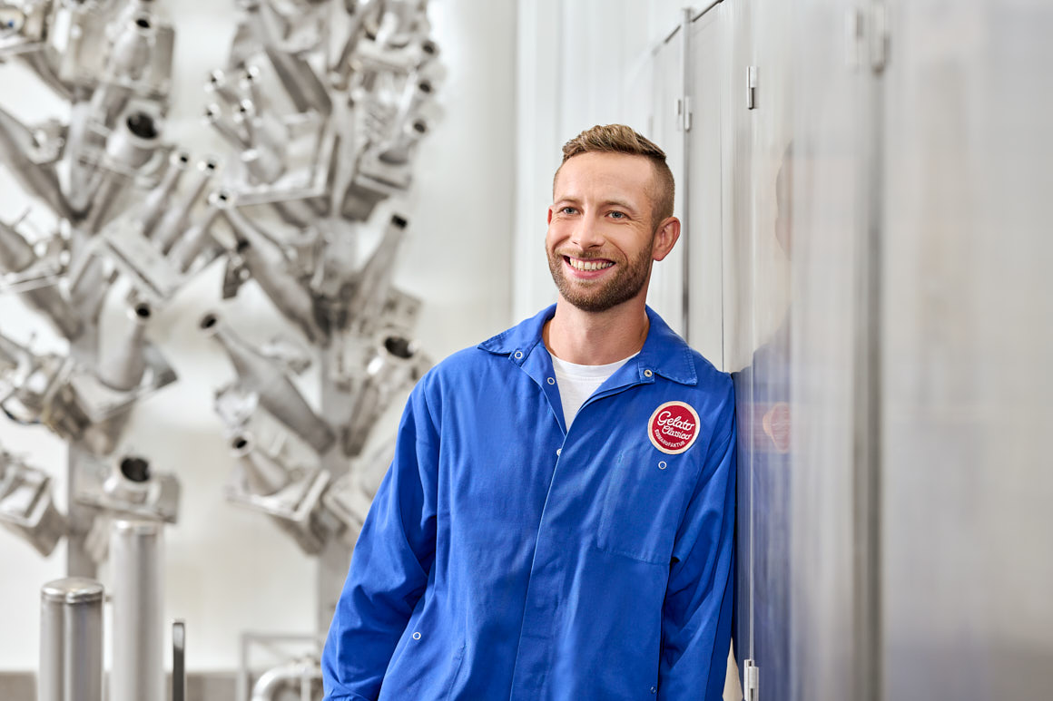 Saskia Uppenkamp | Stills & Motion – Unternehmensfotografie Gelato Classico Employer Branding - Portrait eines Technikers