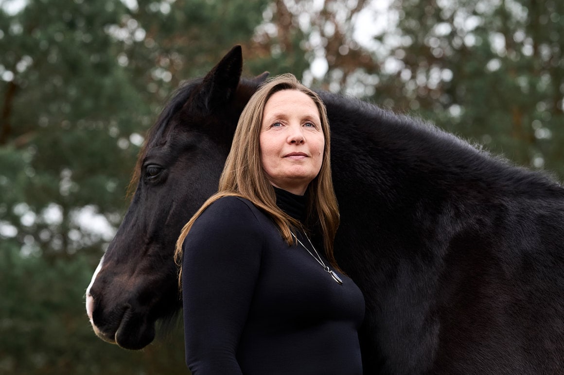 Portrait mit Pferd der Psychologin Nicole Torjus für das BUA-Magazin der TU Berlin
