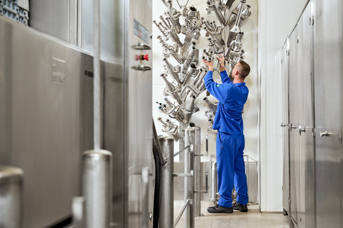 Saskia Uppenkamp | Stills & Motion – Unternehmensfotografie Gelato Classico Employer Branding – Techniker bei der Arbeit