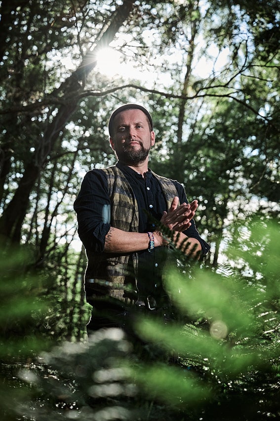 Pressefoto - Mollono Bass im Wald Portrait Halbnah