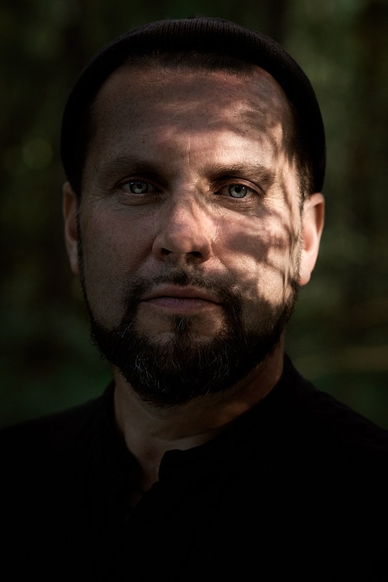 Pressefoto - Mollono Bass im Wald Closeup Portrait