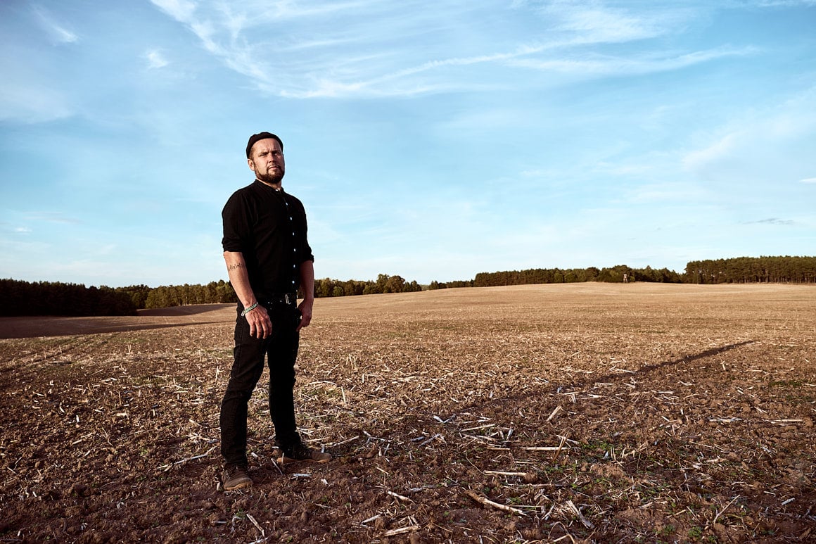 Pressefoto - Mollono Bass - Portrait auf einem Acker