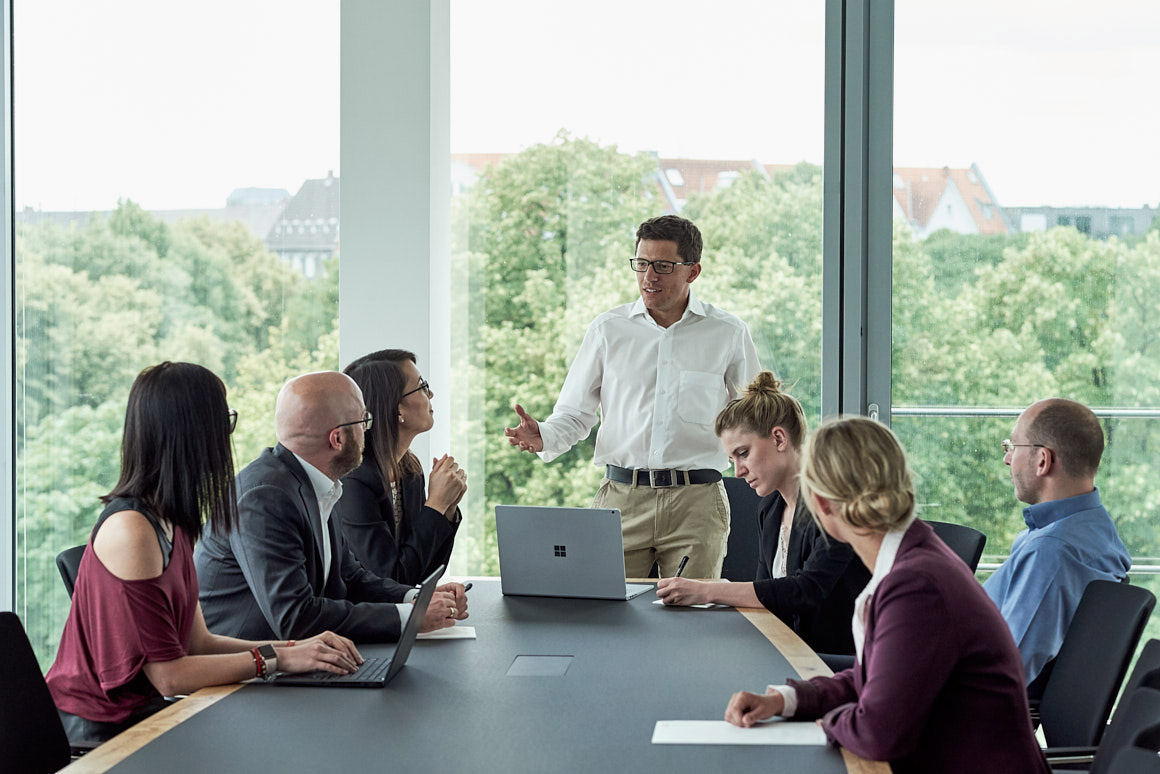 Unternehmensfotografie – Employerbranding, Teamportraits und Interiorfotos der Offices in Berlin, Hamburg und Köln für die Website und Unternehmenskommunikation der Anwaltskanzlei Schnittker Möllmann Partners. Teamkonferenz im Office Köln.