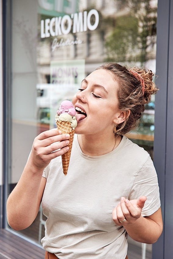 Social Media Content für Lecko Mio Gelateria - Mitarbeiterin genießt ein Eis