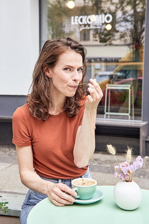 Social Media Content für Lecko Mio Gelateria - Mitarbeiterin genießt einen Kaffee