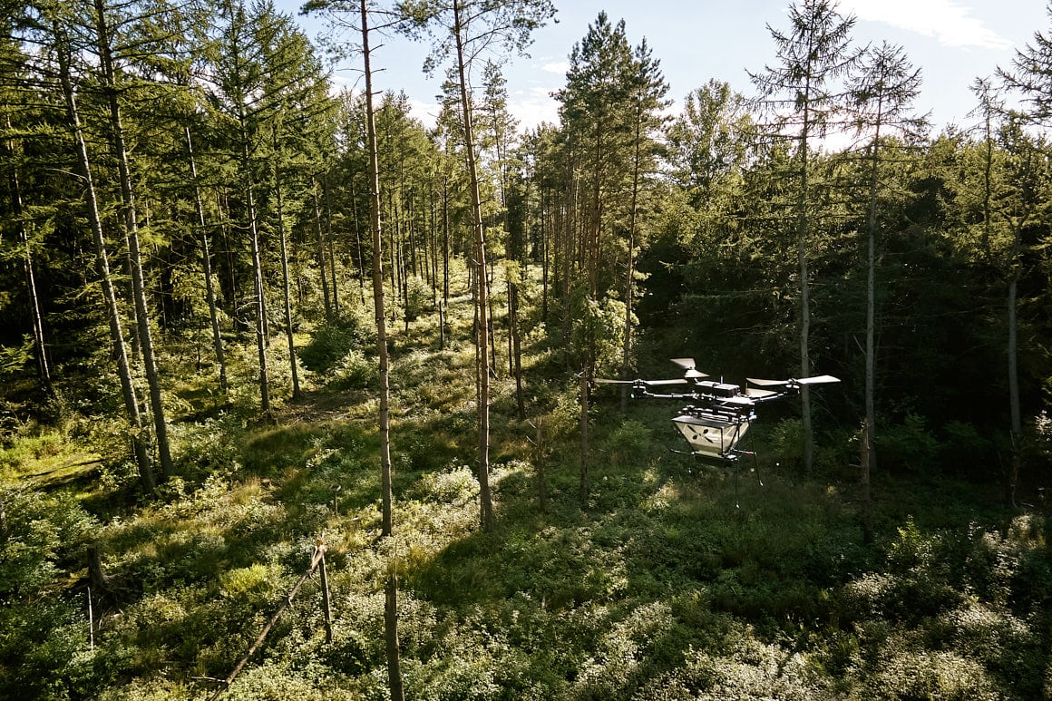 Unternehmensfotografie – Skyseed, Reportagebild Drohne fliegt über Wald mit Schäden, Videografie