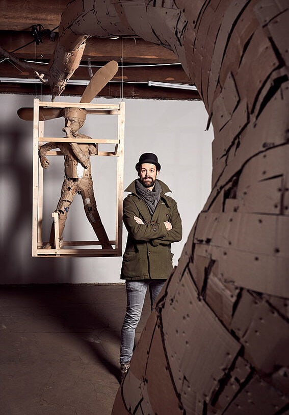 Portrait des Installationskünstlers Jeroen Cremers, der Pappe für seine Installationen nutzt.