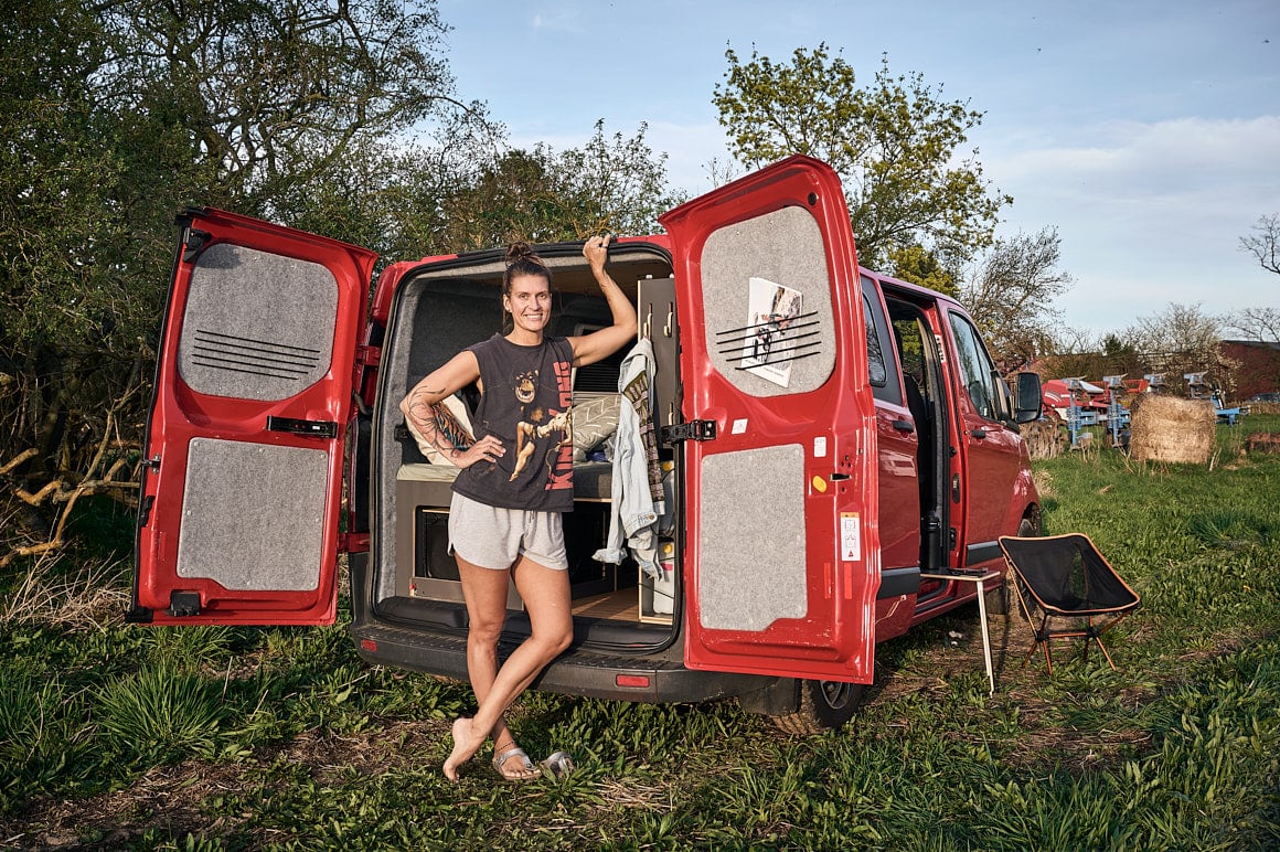 Saskia Uppenkamp | Stills & Motion – So Many Ways Fotografin Saskia Uppenkamp mit ihrem Van.