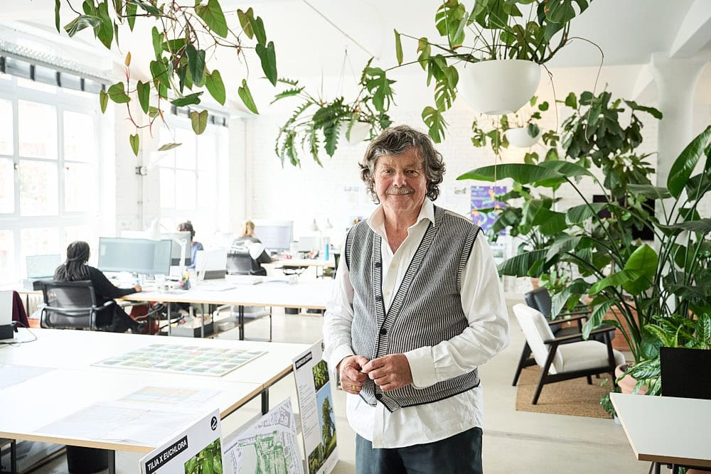 Unternehmensfotografie Johann Senner steht im Berliner Büro von Planstatt Senner